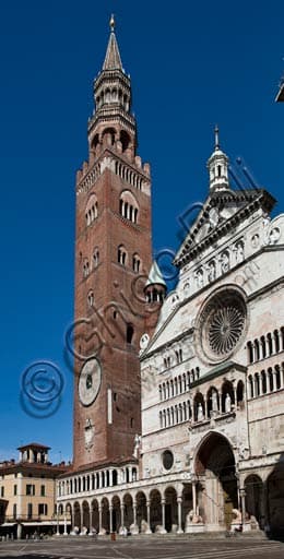 Veduta panoramica di Piazza del Comune a Cremona con la facciata del Duomo e l'imponente Torrazzo in primo piano