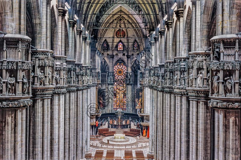 Veduta prospettica della navata centrale del Duomo di Milano, architettura gotica