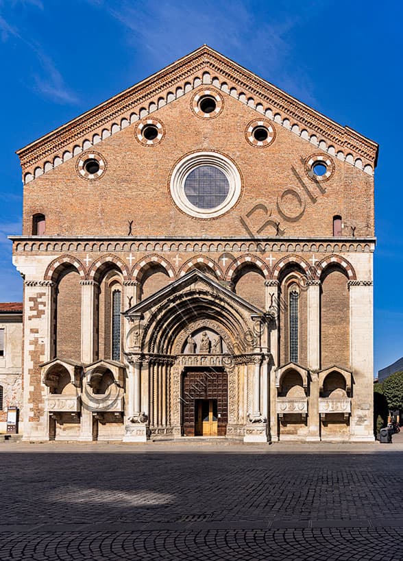 Facciata della Chiesa di San Lorenzo a Vicenza, architettura religiosa veneta