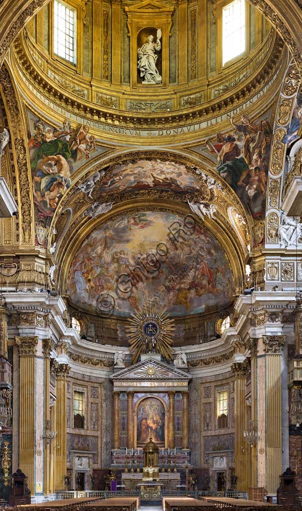 Veduta interna della Chiesa del Gesù a Roma, architettura barocca con navata e affreschi