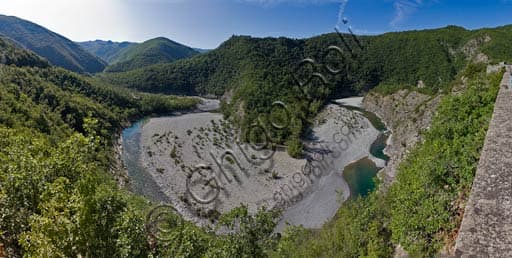 Panorama dei meandri del fiume Trebbia che attraversano la Val Trebbia, in Emilia-Romagna, Italia.