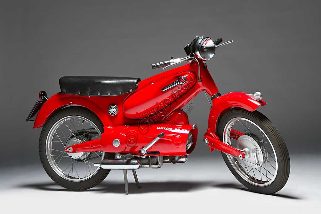 Motom 98 TS 1955 restaurata, motocicletta d'epoca con forcella a barre di torsione e design di Pietro Remor