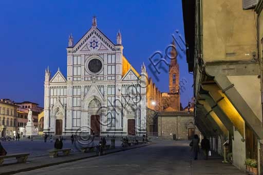 Veduta panoramica della Piazza Santa Croce con la facciata neogotica della Basilica a Firenze, Toscana