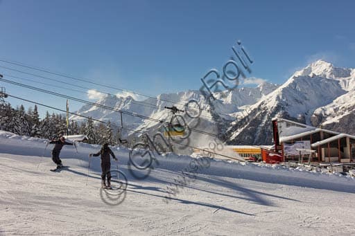 Panorama sulle piste da sci e gli impianti di risalita di Bormio 2000 in inverno