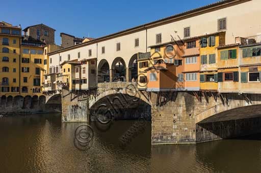Ponte Vecchio sul fiume Arno a Firenze, architettura medievale con botteghe