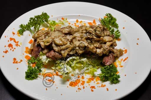 Piatto di tagliata di manzo ai funghi porcini freschi, tipica ricetta toscana