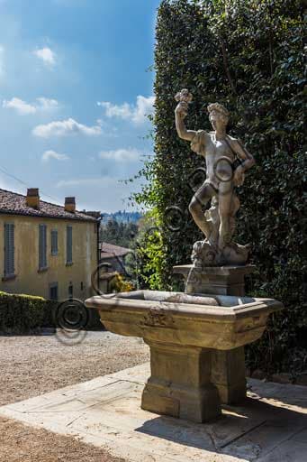 Veduta di una statua all'interno dei Giardini di Boboli, Firenze, Toscana