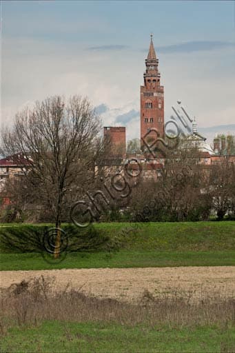 Veduta da sud ovest del Torrazzo di Cremona, campanile gotico in mattoni e simbolo della città