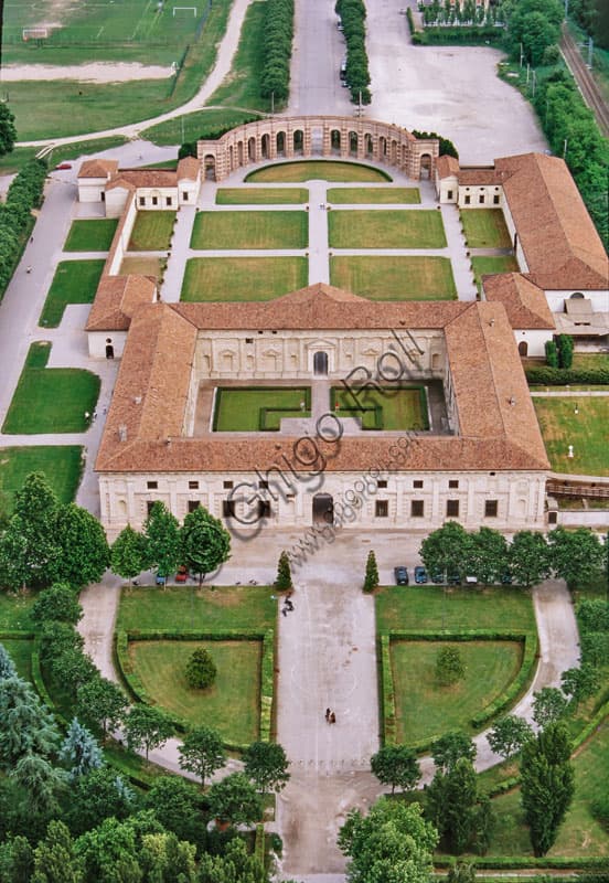 Veduta aerea di Palazzo Te a Mantova, ripresa da ovest, che mostra l'architettura rinascimentale e i giardini della residenza estiva dei Gonzaga.