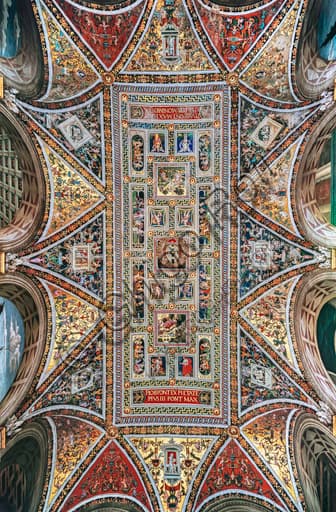 Veduta generale della volta affrescata nella Libreria Piccolomini del Duomo di Siena