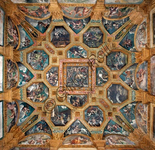 Veduta della volta affrescata della Sala di Amore e Psiche a Palazzo Te a Mantova, opera di Giulio Romano
